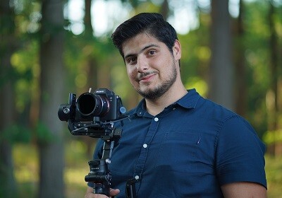 Geno Ivanov, zakladatel Iv Production, s filmovou kamerou